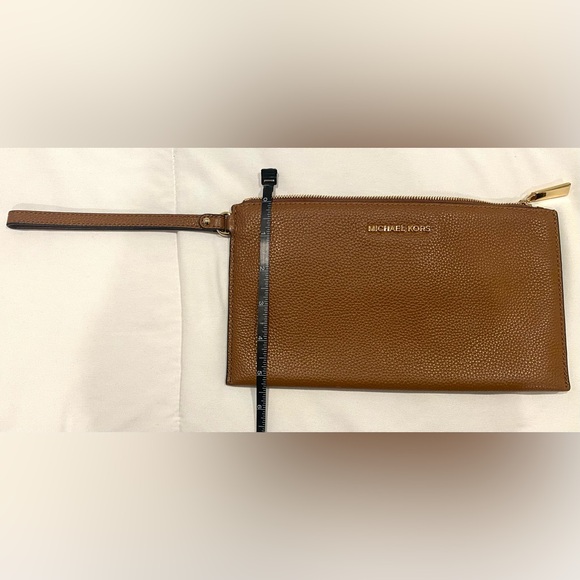 MICHAEL KORS LARGE LEATHER CLUTCH - Picture 7 of 9